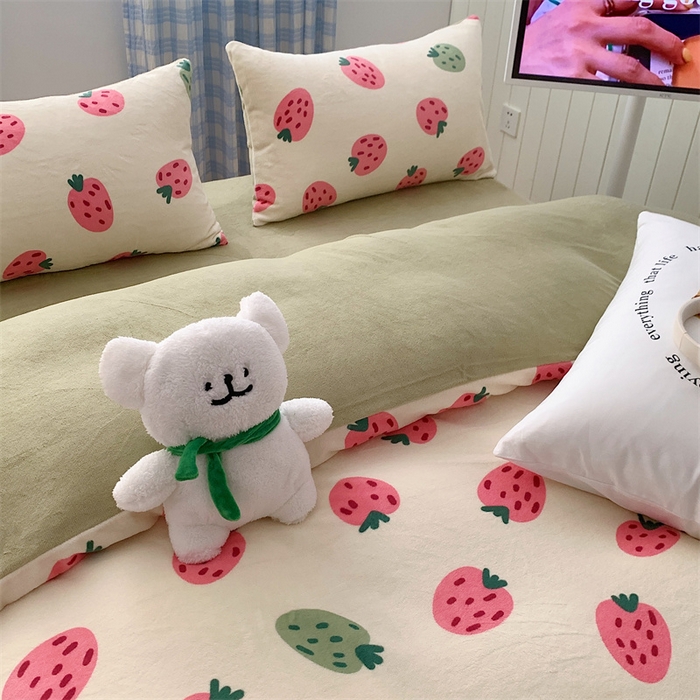 91家纺网 家纺一手货源 找家纺 星期八 2023新款210g双面牛奶绒印花四件套 小草莓