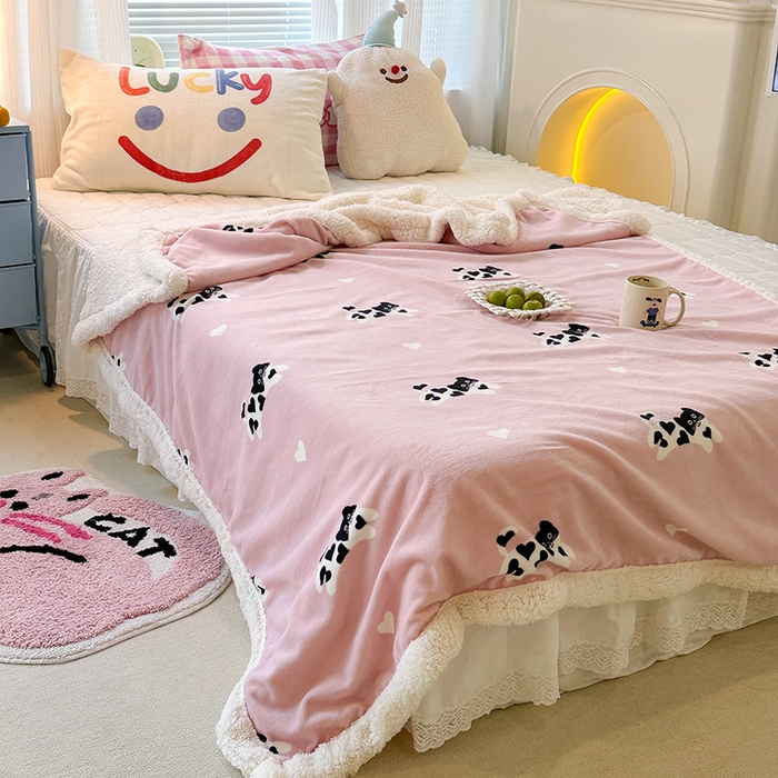 91家纺网 家纺一手货源 找家纺 昔可家纺 2023新款ins风牛奶绒羊羔绒印花毛毯（风格一） 爱心小黑猫