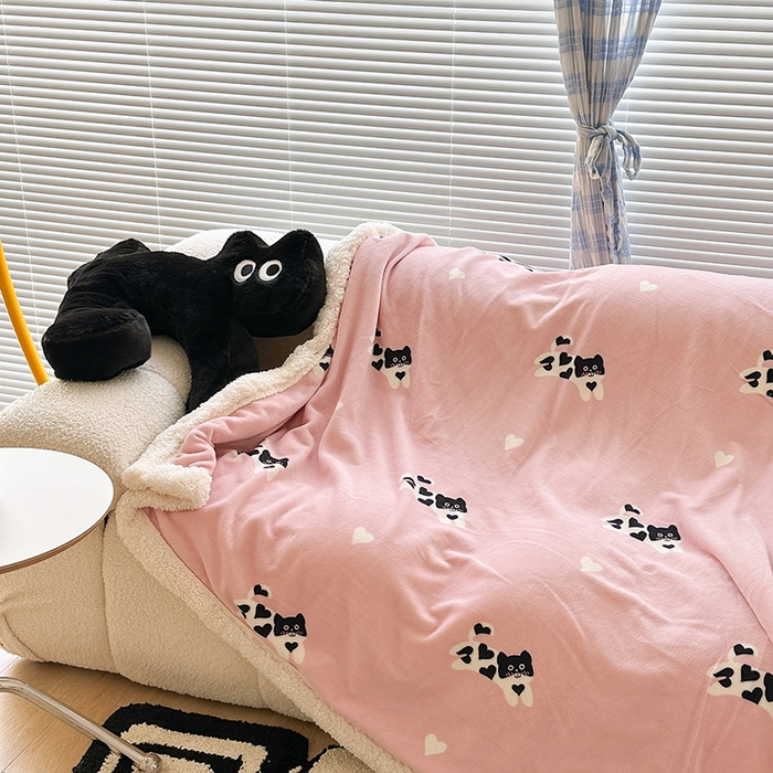 91家纺网 家纺一手货源 找家纺 昔可家纺 2023新款ins风牛奶绒羊羔绒印花毛毯（风格二） 爱心小黑猫