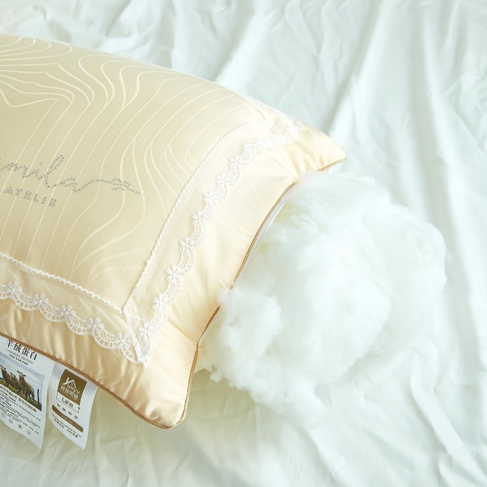 91家纺网 家纺一手货源 找家纺 拾光枕芯 2023新款羊绒蕾丝枕 米黄