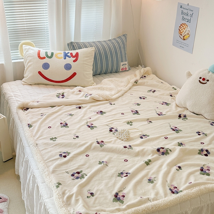 91家纺网 家纺一手货源 找家纺 昔可家纺 2023新款ins风牛奶绒羊羔绒印花毛毯（风格一） 紫色葡萄