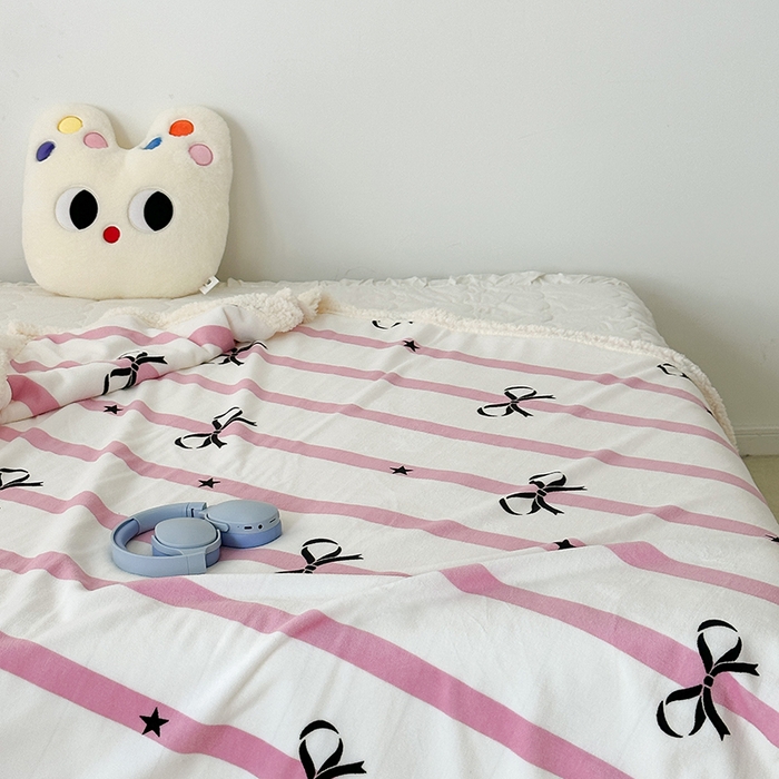 91家纺网 家纺一手货源 找家纺 昔可家纺 2023新款ins风牛奶绒羊羔绒印花毛毯（风格一） 粉条星星蝴蝶结