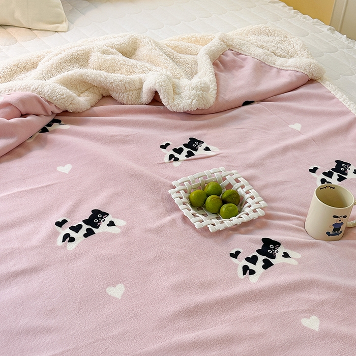 91家纺网 家纺一手货源 找家纺 昔可家纺 2023新款ins风牛奶绒羊羔绒印花毛毯（风格一） 爱心小黑猫