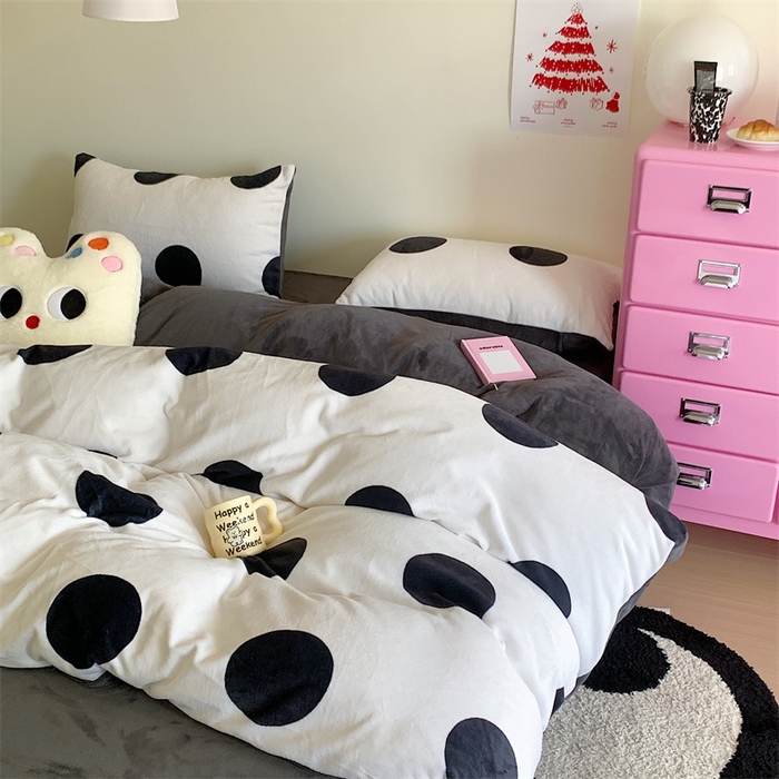 91家纺网 家纺一手货源 找家纺 星期八 2023新款210g双面牛奶绒印花四件套 波点