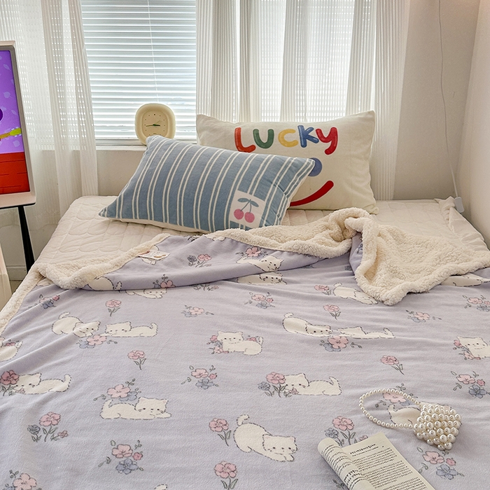 91家纺网 家纺一手货源 找家纺 昔可家纺 2023新款ins风牛奶绒羊羔绒印花毛毯（风格一） 花花小猫咪