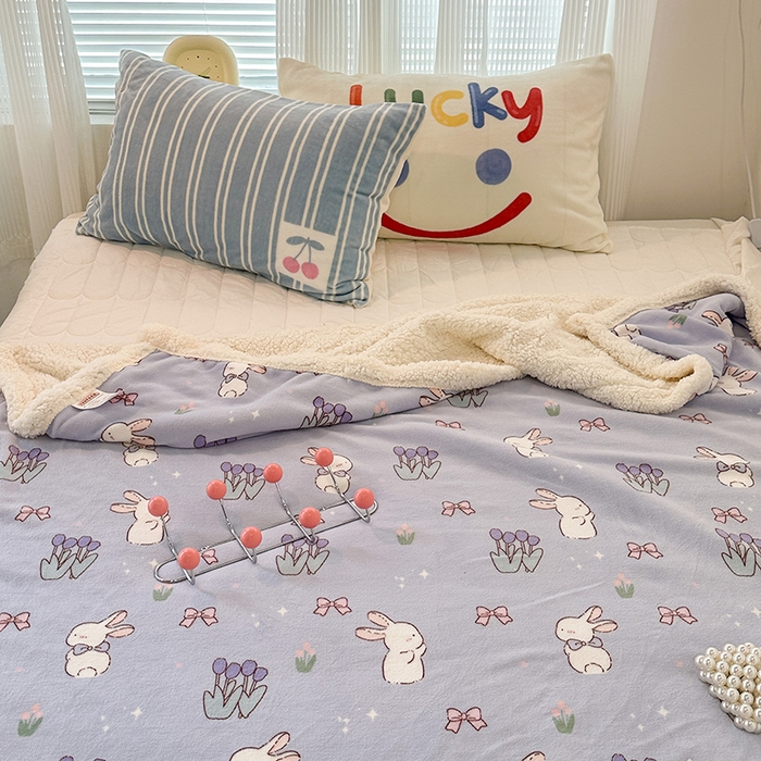 91家纺网 家纺一手货源 找家纺 昔可家纺 2023新款ins风牛奶绒羊羔绒印花毛毯（风格一） 萌萌紫底郁金香兔