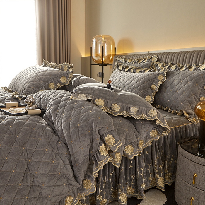 91家纺网 家纺一手货源 找家纺 罗艺轩 2024新款花季宝宝绒全套夹棉絎缝加厚系列床裙套件 高级灰