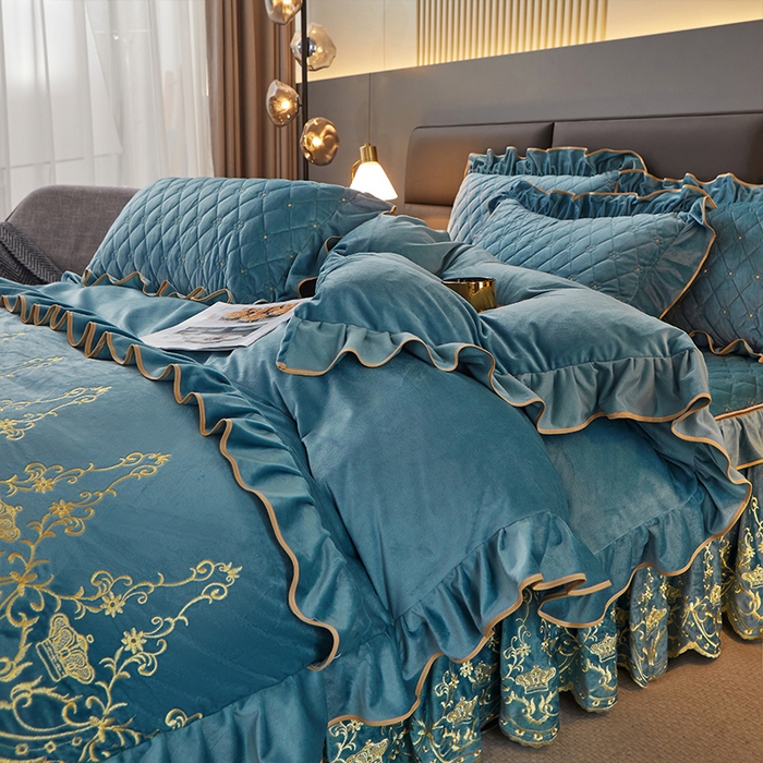 91家纺网 家纺一手货源 找家纺 罗艺轩 2024新款欧洲风情宝宝绒可拆卸夹棉床裙四件套 绅士蓝