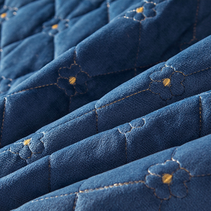 91家纺网 家纺一手货源 找家纺 罗艺轩 2024新款花季宝宝绒全套夹棉絎缝加厚系列床裙三件套 宝石蓝