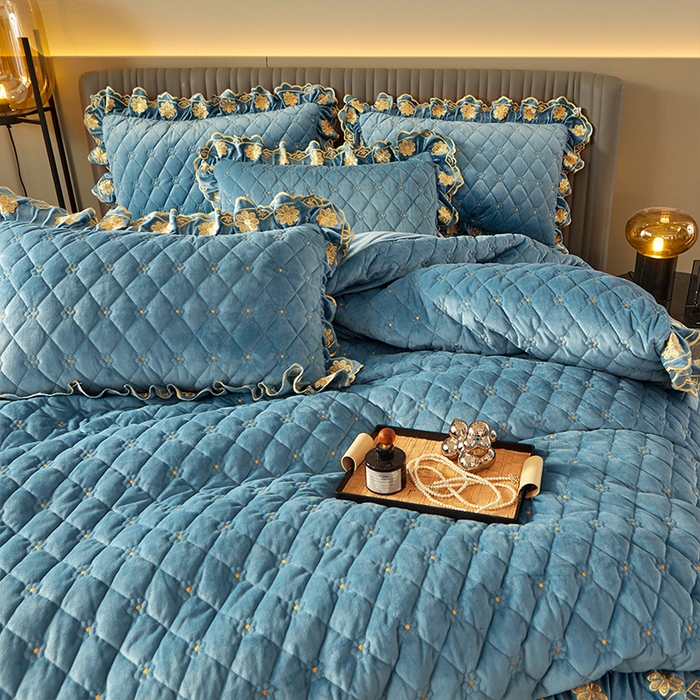 91家纺网 家纺一手货源 找家纺 罗艺轩 2024新款花季宝宝绒全套夹棉絎缝加厚系列床裙套件 绅士蓝