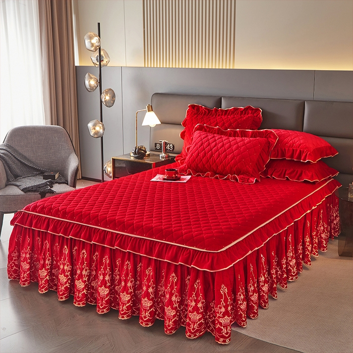 91家纺网 家纺一手货源 找家纺 罗艺轩 2024新款欧洲风情宝宝绒可拆卸夹棉床裙三件套 喜庆红