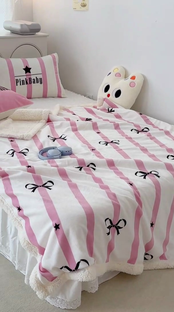 91家纺网 家纺一手货源 找家纺 昔可家纺 2023新款ins风牛奶绒羊羔绒印花毛毯（风格一） 粉条星星蝴蝶结