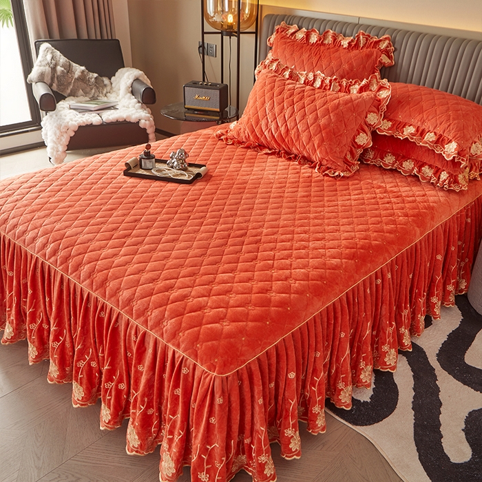 91家纺网 家纺一手货源 找家纺 罗艺轩 2024新款花季宝宝绒全套夹棉絎缝加厚系列床裙三件套 爱玛橙