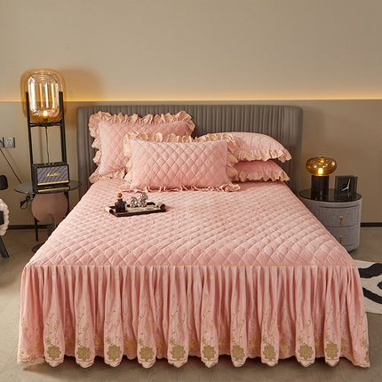 91家纺网 家纺一手货源 找家纺 罗艺轩 2024新款花季宝宝绒全套夹棉絎缝加厚系列床裙三件套 美人玉