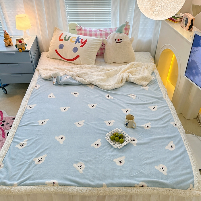 91家纺网 家纺一手货源 找家纺 昔可家纺 2023新款ins风牛奶绒羊羔绒印花毛毯（风格一） 蓝底小白熊