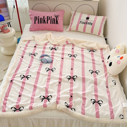 91家纺网 家纺一手货源 找家纺 昔可家纺 2023新款ins风牛奶绒羊羔绒印花毛毯（风格一） 粉条星星蝴蝶结