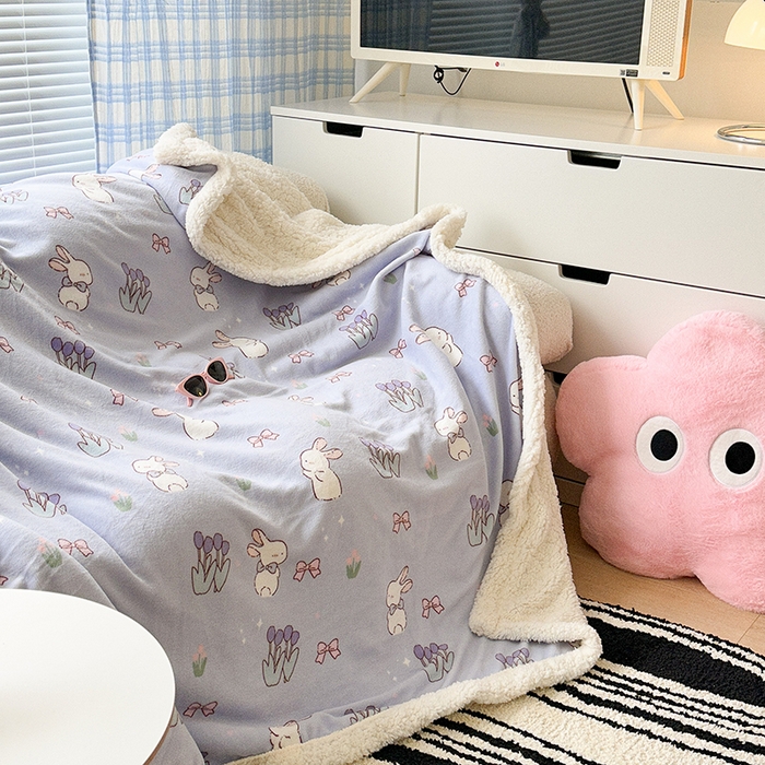 91家纺网 家纺一手货源 找家纺 昔可家纺 2023新款ins风牛奶绒羊羔绒印花毛毯（风格二） 萌萌紫底郁金香兔