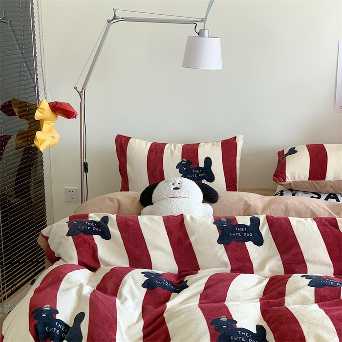 91家纺网 家纺一手货源 找家纺 星期八 2023新款210g双面牛奶绒印花四件套 条纹狗狗红