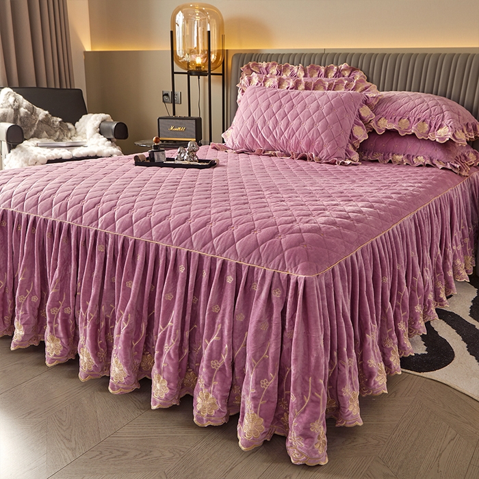 91家纺网 家纺一手货源 找家纺 罗艺轩 2024新款花季宝宝绒全套夹棉絎缝加厚系列床裙三件套 丁香紫