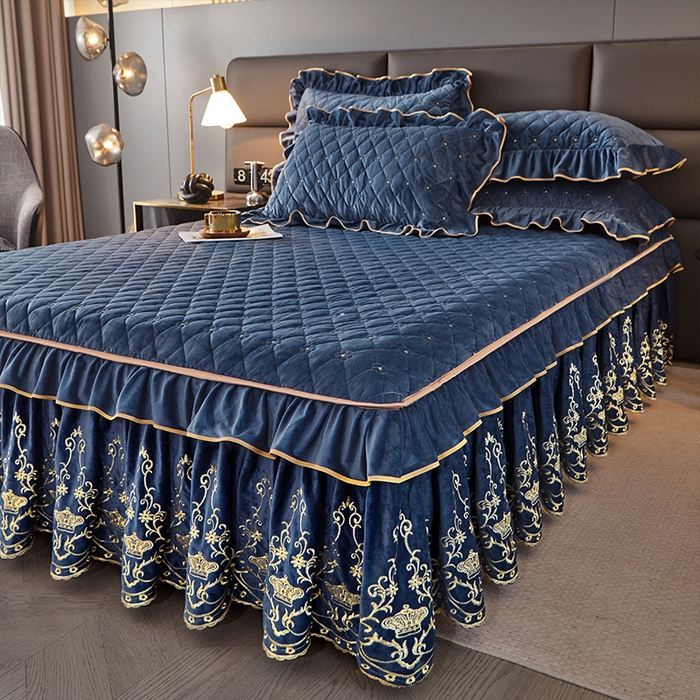 91家纺网 家纺一手货源 找家纺 罗艺轩 2024新款欧洲风情宝宝绒可拆卸夹棉床裙三件套 宝石蓝