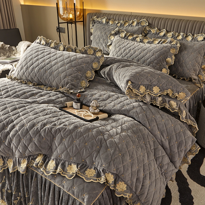 91家纺网 家纺一手货源 找家纺 罗艺轩 2024新款花季宝宝绒全套夹棉絎缝加厚系列床裙套件 高级灰