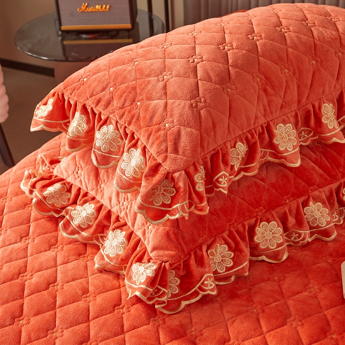 91家纺网 家纺一手货源 找家纺 罗艺轩 2024新款花季宝宝绒全套夹棉絎缝加厚系列床裙三件套 爱玛橙