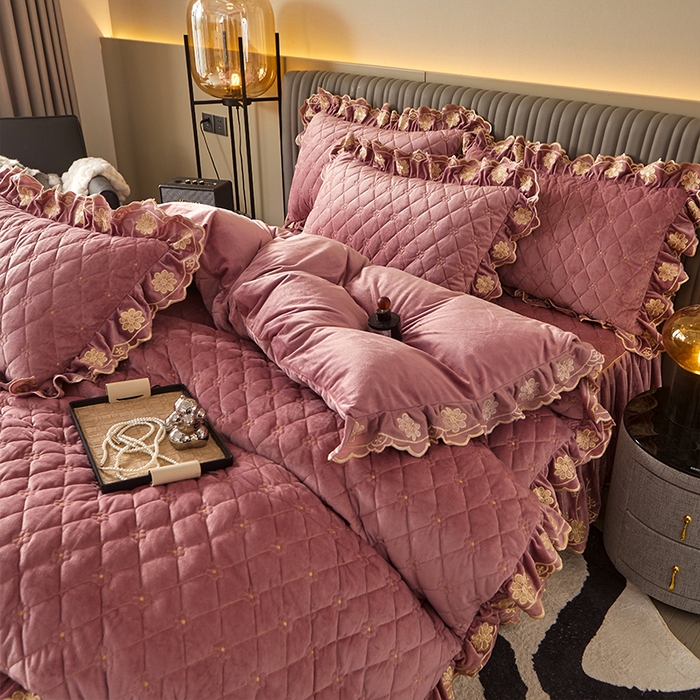 91家纺网 家纺一手货源 找家纺 罗艺轩 2024新款花季宝宝绒全套夹棉絎缝加厚系列床裙套件 豆沙粉