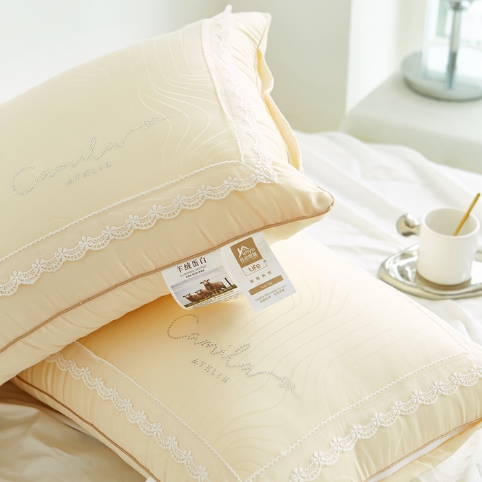 91家纺网 家纺一手货源 找家纺 拾光枕芯 2023新款羊绒蕾丝枕 米黄