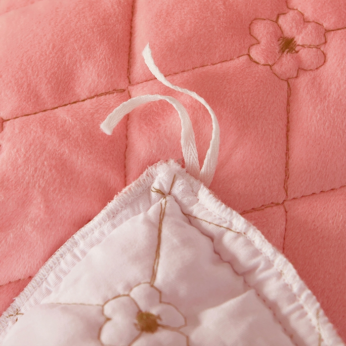 91家纺网 家纺一手货源 找家纺 罗艺轩 2024新款花季宝宝绒全套夹棉絎缝加厚系列床裙套件 樱花粉