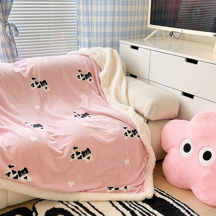 91家纺网 家纺一手货源 找家纺 昔可家纺 2023新款ins风牛奶绒羊羔绒印花毛毯（风格二） 爱心小黑猫