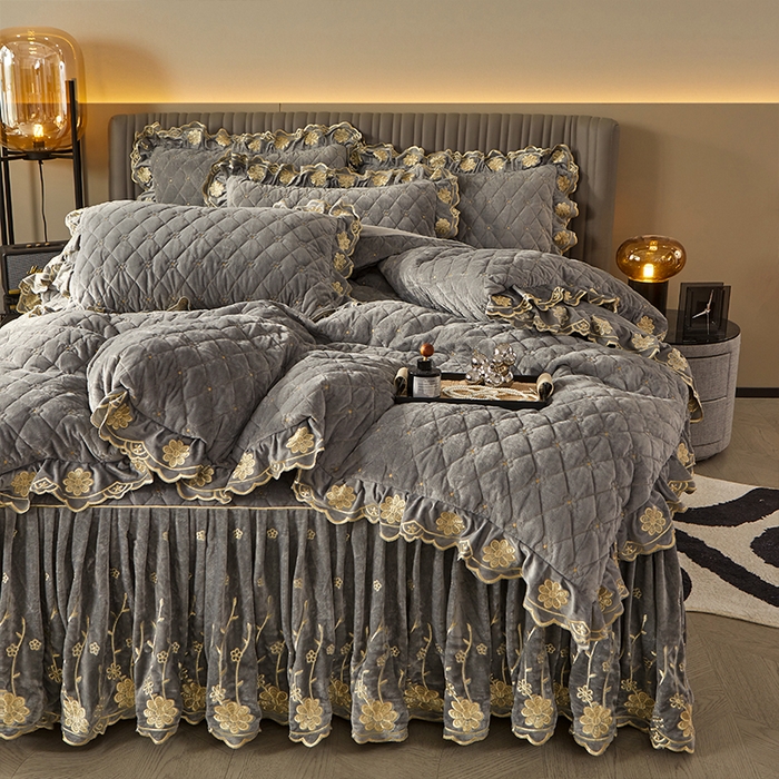 91家纺网 家纺一手货源 找家纺 罗艺轩 2024新款花季宝宝绒全套夹棉絎缝加厚系列床裙套件 高级灰