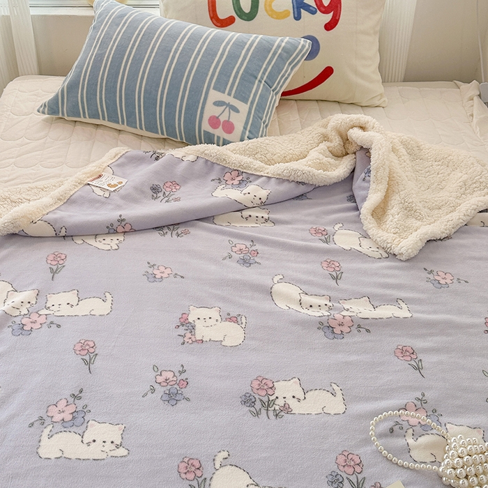 91家纺网 家纺一手货源 找家纺 昔可家纺 2023新款ins风牛奶绒羊羔绒印花毛毯（风格一） 花花小猫咪