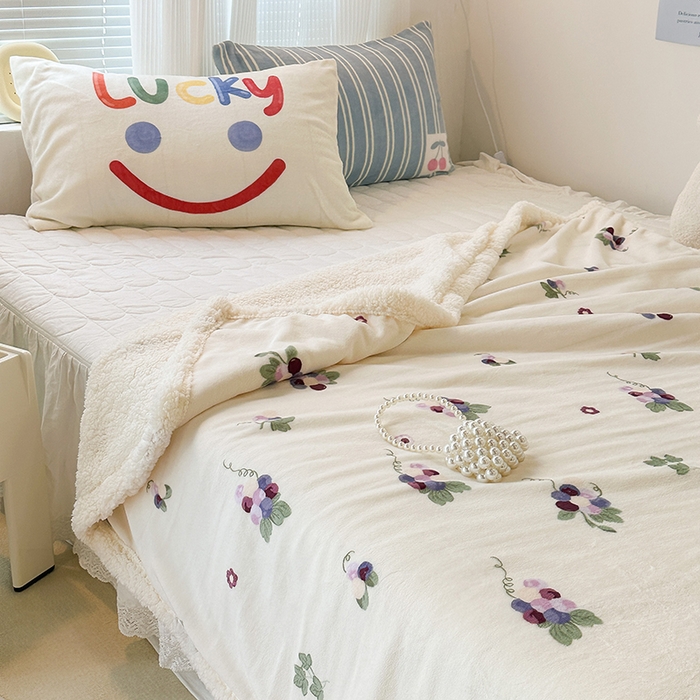 91家纺网 家纺一手货源 找家纺 昔可家纺 2023新款ins风牛奶绒羊羔绒印花毛毯（风格一） 紫色葡萄