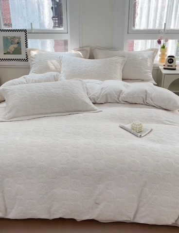 91家纺网 家纺一手货源 找家纺 寐居家纺 2023年高克重烂花牛奶绒四件套 韩式玫瑰-米白