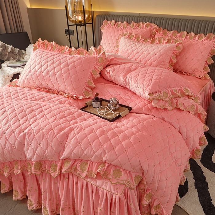 91家纺网 家纺一手货源 找家纺 罗艺轩 2024新款花季宝宝绒全套夹棉絎缝加厚系列床裙套件 樱花粉