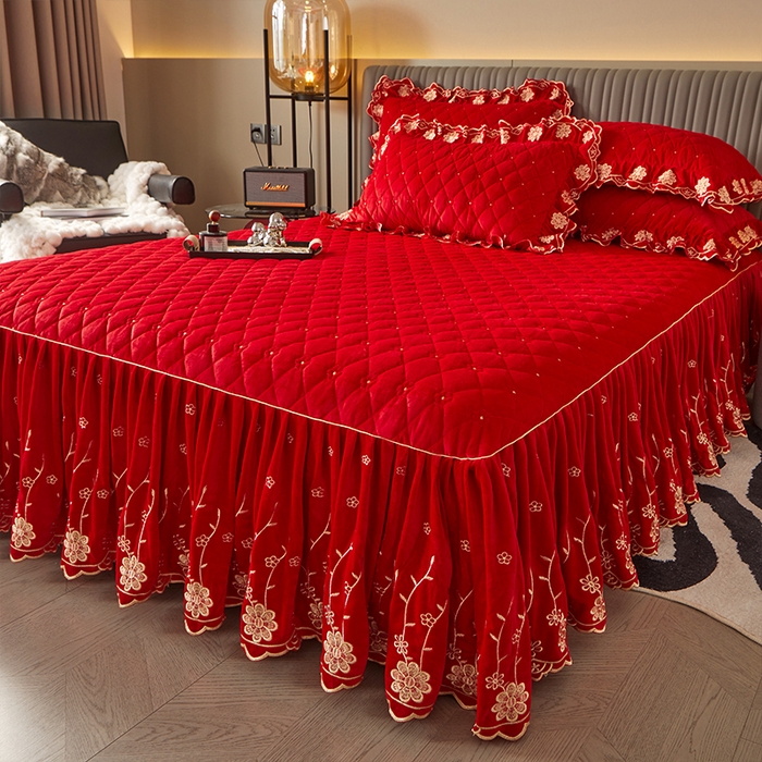 91家纺网 家纺一手货源 找家纺 罗艺轩 2024新款花季宝宝绒全套夹棉絎缝加厚系列床裙三件套 喜庆红