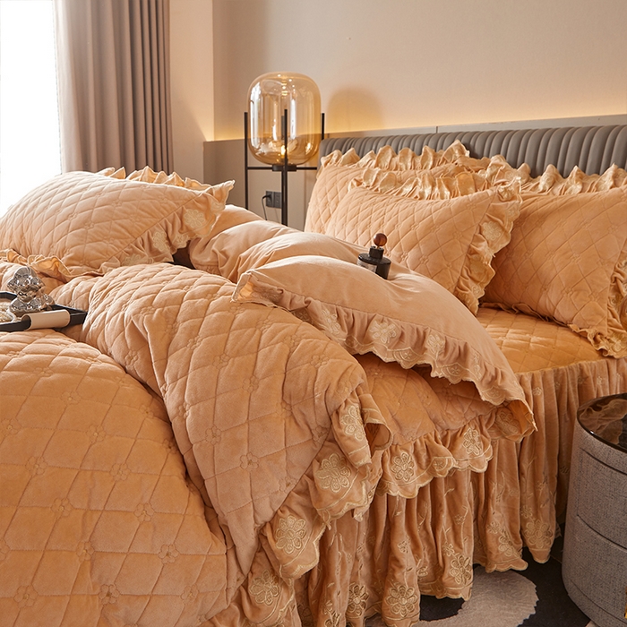 91家纺网 家纺一手货源 找家纺 罗艺轩 2024新款花季宝宝绒全套夹棉絎缝加厚系列床裙套件 香槟金