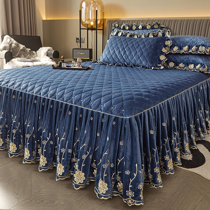 91家纺网 家纺一手货源 找家纺 罗艺轩 2024新款花季宝宝绒全套夹棉絎缝加厚系列床裙三件套 宝石蓝