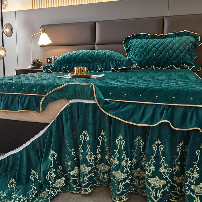 91家纺网 家纺一手货源 找家纺 罗艺轩 2024新款欧洲风情宝宝绒可拆卸夹棉床裙三件套 橄榄绿