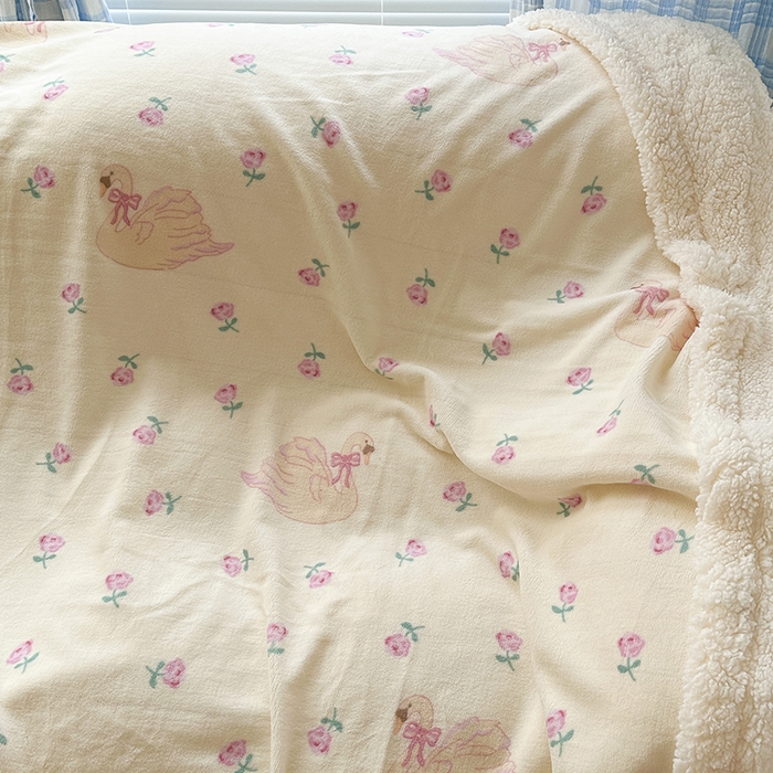 91家纺网 家纺一手货源 找家纺 昔可家纺 2023新款ins风牛奶绒羊羔绒印花毛毯（风格二） 天鹅玫瑰