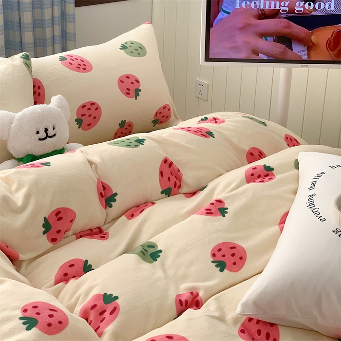 91家纺网 家纺一手货源 找家纺 星期八 2023新款210g双面牛奶绒印花四件套 小草莓