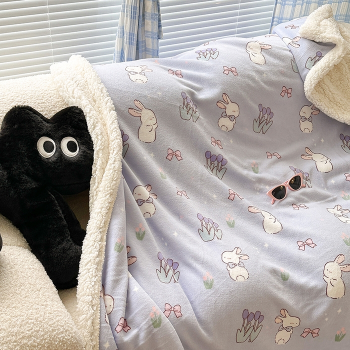 91家纺网 家纺一手货源 找家纺 昔可家纺 2023新款ins风牛奶绒羊羔绒印花毛毯（风格二） 萌萌紫底郁金香兔