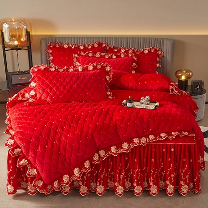 91家纺网 家纺一手货源 找家纺 罗艺轩 2024新款花季宝宝绒全套夹棉絎缝加厚系列床裙套件 喜庆红