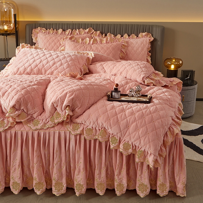 91家纺网 家纺一手货源 找家纺 罗艺轩 2024新款花季宝宝绒全套夹棉絎缝加厚系列床裙套件 美人玉