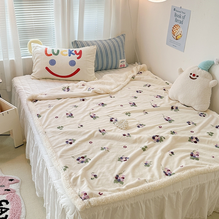 91家纺网 家纺一手货源 找家纺 昔可家纺 2023新款ins风牛奶绒羊羔绒印花毛毯（风格一） 紫色葡萄