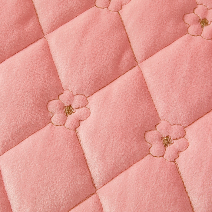 91家纺网 家纺一手货源 找家纺 罗艺轩 2024新款花季宝宝绒全套夹棉絎缝加厚系列床裙三件套 樱花粉