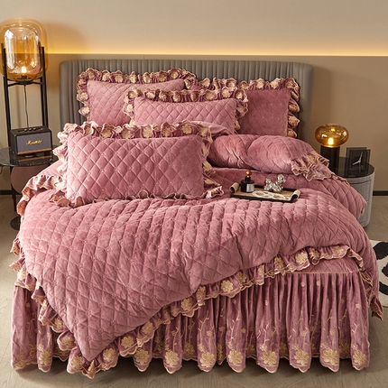 91家纺网 家纺一手货源 找家纺 罗艺轩 2024新款花季宝宝绒全套夹棉絎缝加厚系列床裙套件 豆沙粉