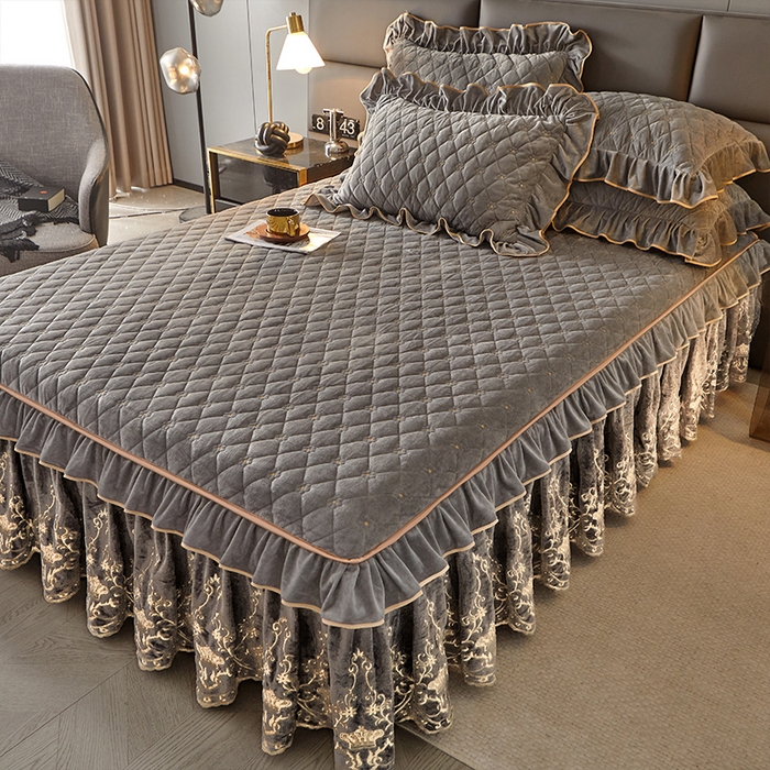 91家纺网 家纺一手货源 找家纺 罗艺轩 2024新款欧洲风情宝宝绒可拆卸夹棉床裙三件套 高级灰