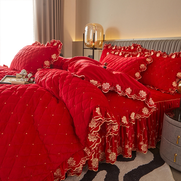 91家纺网 家纺一手货源 找家纺 罗艺轩 2024新款花季宝宝绒全套夹棉絎缝加厚系列床裙套件 喜庆红