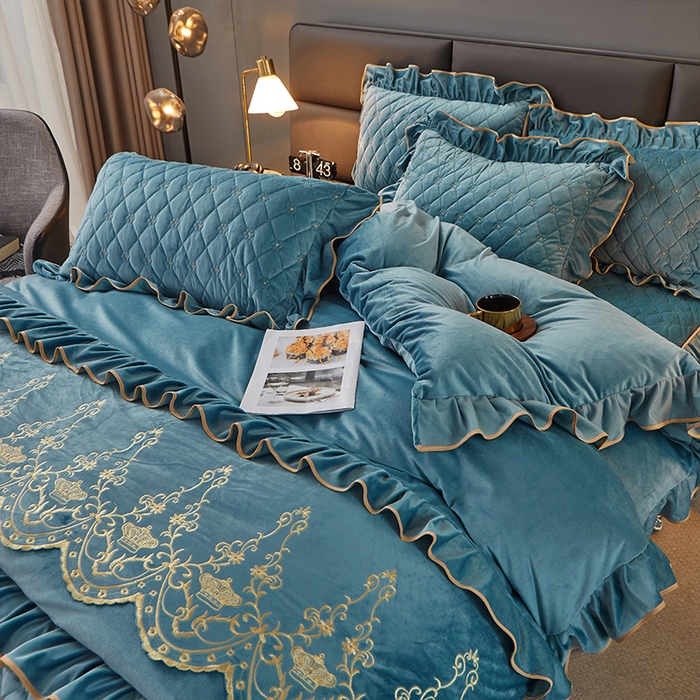 91家纺网 家纺一手货源 找家纺 罗艺轩 2024新款欧洲风情宝宝绒可拆卸夹棉床裙四件套 绅士蓝